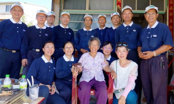 87歲的賴紹鴛鴦(前排中)與媳婦(前排右一)感謝慈濟志工協助清理家具淤沙汙泥、打掃居家環境。