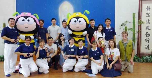 高雄市建築經營協會會員、建築園冶獎的吉祥物「小園」及「小冶」現身高雄靜思堂造血幹細胞捐贈驗血活動現場,以行動加入慈濟「捐髓救人、無損己身」行列,為超有愛心的捐者們鼓勵,同時也為飽受血癌折磨的病友祈福。