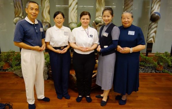 三十六歲的難民小兒科醫師Hala Dawood Yaqoob Al Alaf(中),目前居住澳洲半工半讀,準備移民與醫師執照相關考試的她,參加「2018國際慈濟人醫年會」,慈濟布里斯本前任負責人蘇琪明(左一)、慈濟志工吳佳霖(右一)前來關懷鼓勵。