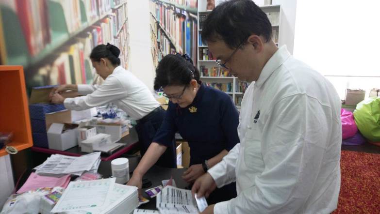 慈濟醫護志工自費海外義診  用愛與肢體解釋用藥安全