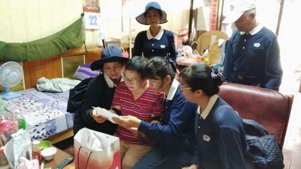 慈濟志工手提祝福禮,挨家挨戶關心受災鄉親,致力為眾生付出,也落實人間佛教精神,讓受災鄉親感動不已。