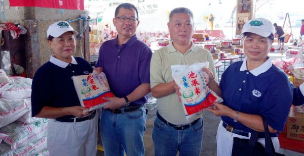 陳信豐(右二)代表高雄市魚類商業同業公會致贈白米給慈濟前鎮幸福志工隊,慈濟志工簡靜淑(右一)感謝落實社會責任,關懷在地弱勢鄉親,是幸福志工隊兩年多來,接到最大的物資捐贈。