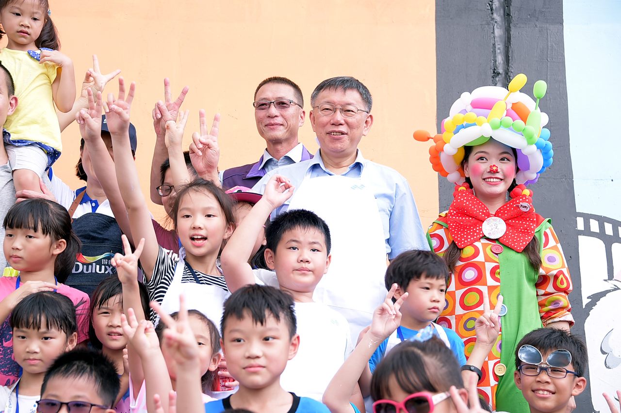 北市堤防彩繪大變身 柯文哲盼打造一個親子同樂的親水城市