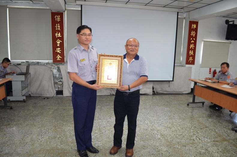 本原企業陳聖仁董事長熱心公益捐贈鼓山分局電腦設備