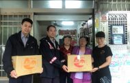 關懷弱勢 三民二分局民族所警結合里長暖心贈物資