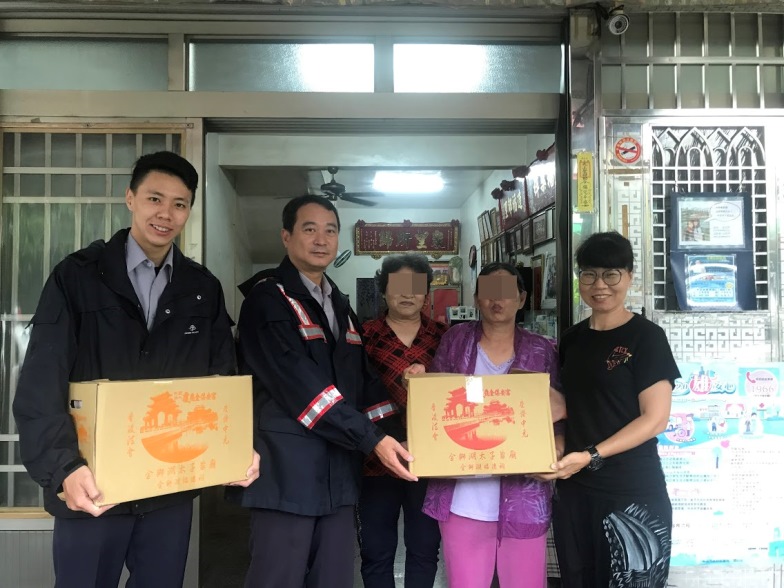 關懷弱勢 三民二分局民族所警結合里長暖心贈物資