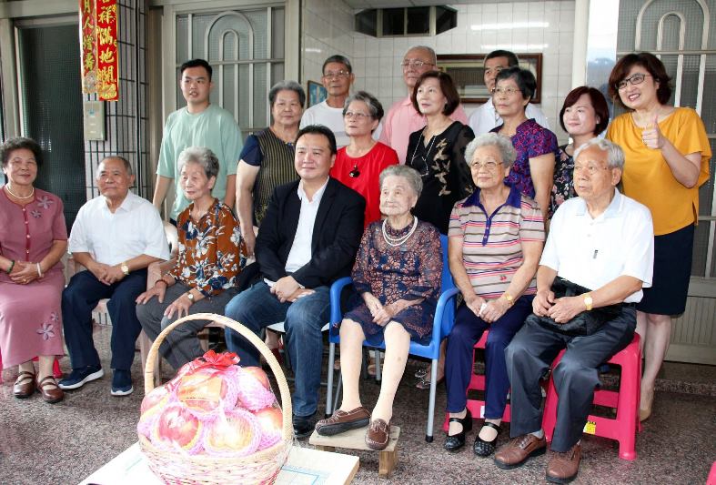 訪視小港百歲人瑞 高雄市長許立明盼健康平安