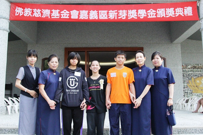 盲而不廢「恩典豎琴手」榮獲總統教育獎與慈濟新芽獎