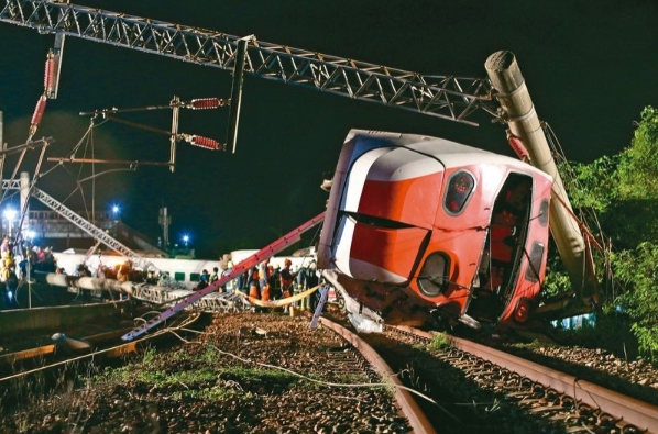 台鐵普悠瑪列車事故釀18死 高速行駛中出軌翻覆畫面曝光