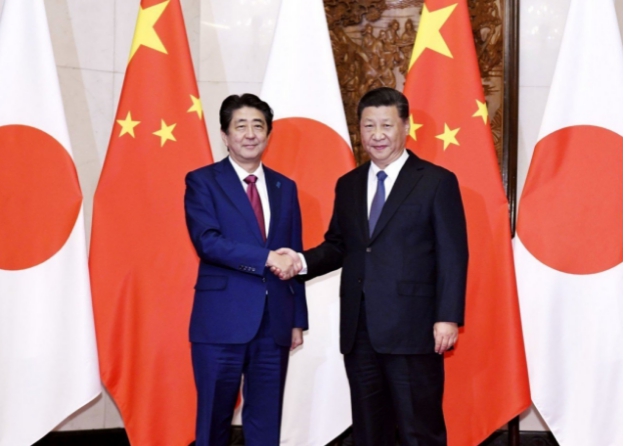 中國國家主席習近平與日本首相安倍晉三在北京釣魚台國賓館會面