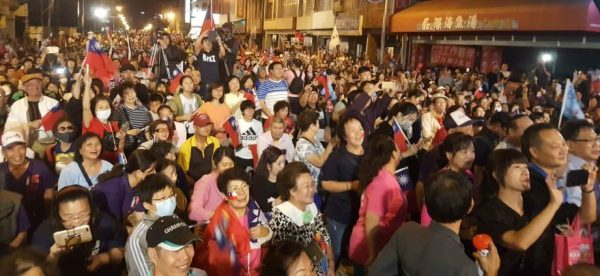 高雄市長候選人韓國瑜，市議員許崑源十月二十八日晚上舉辦聯合市民發聲大會，現場湧入二萬多位支持者。