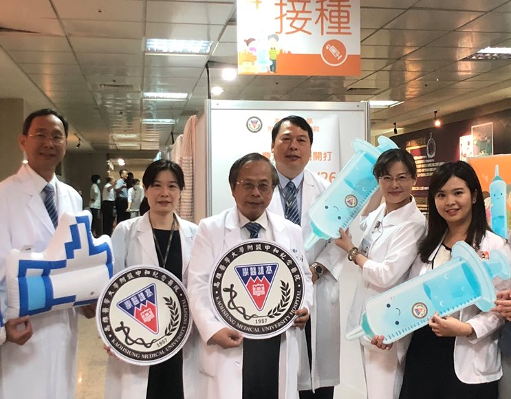 高醫流感疫苗開打 院長侯明鋒帶領員工一起接種