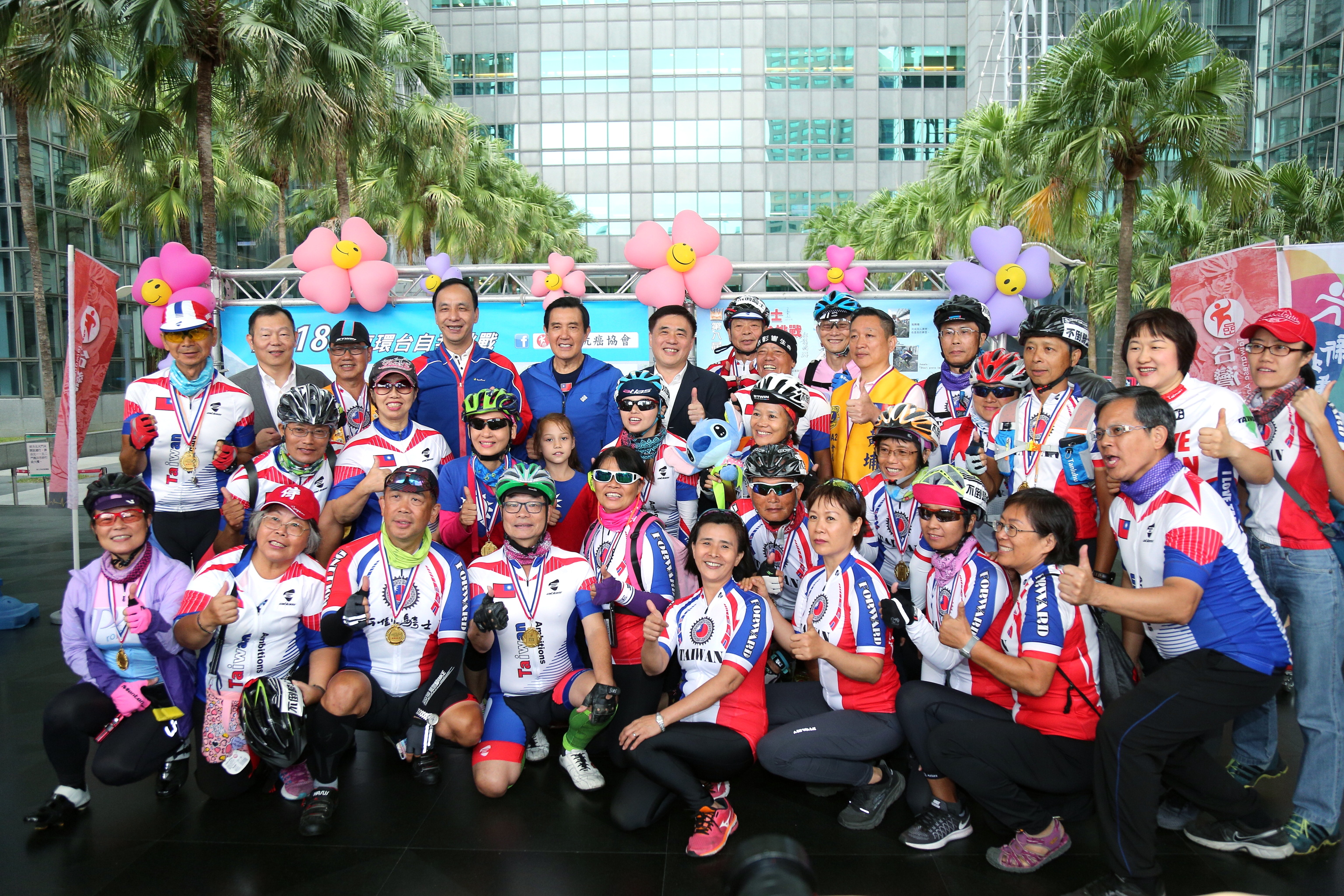 抗癌鬥士單車環台抵新北 與朱立倫一同宣導運動抗癌