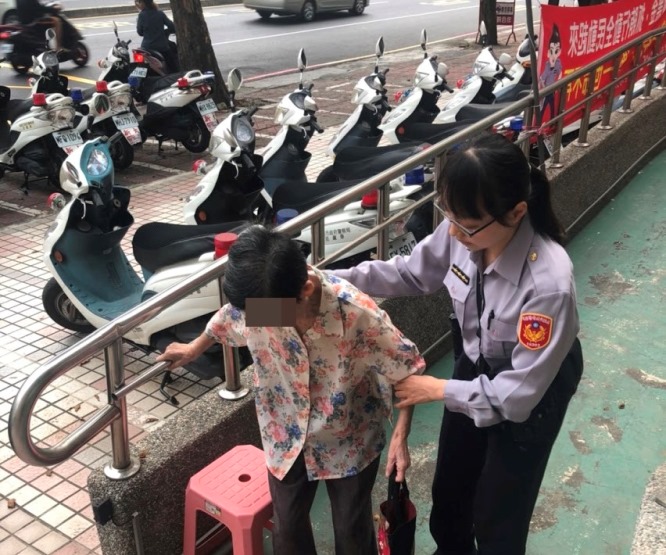 三民二分局鼎山所女警劉玉琦 照顧高齡阿嬤並協助返家