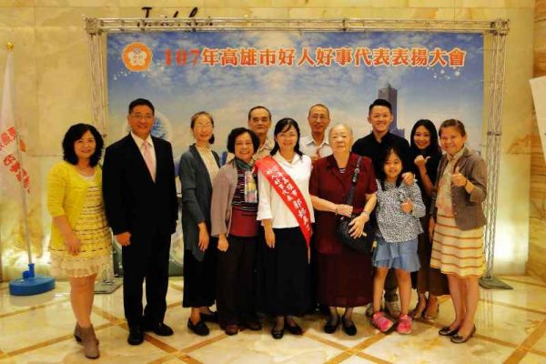 高雄慈濟志工郭懿真(前排左四)獲頒好人好事代表，委拒菜公里里長提名好人好事代表，殊不知報名表早就呈報左營區公所，獲區長胡俊雄推薦並入選107年高雄市好人好事代表。 