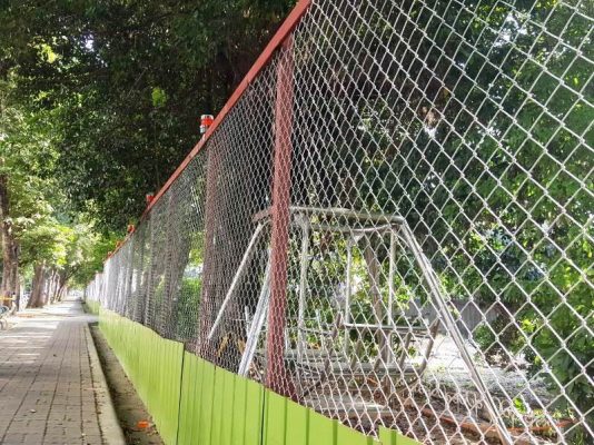 高雄市政府捷運局圍阻茂盛林樾大道及民眾休憩之座椅。