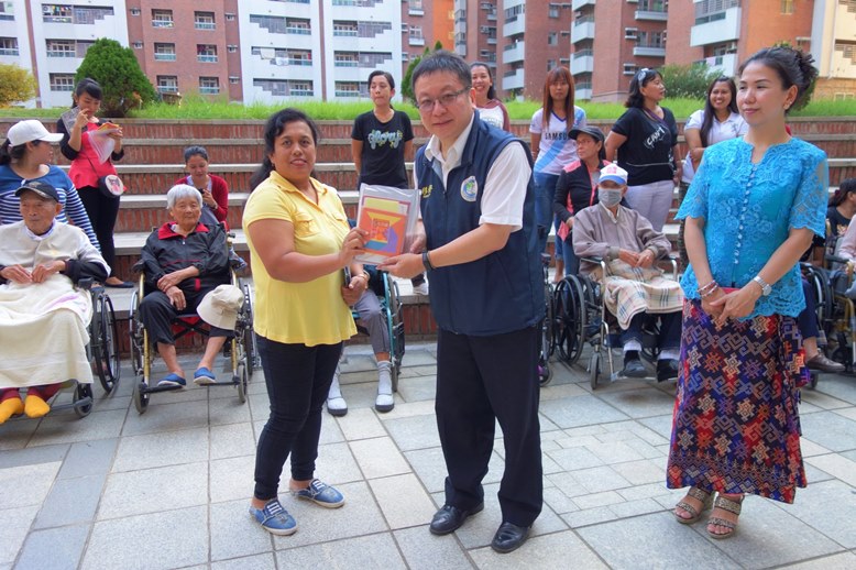 移民署高雄市第二服務站關懷來自印尼照護小幫手們