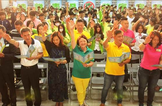 用魔術反毒  西子灣扶輪社與樹德家商千人誓師