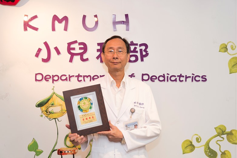 「慢飛天使」的慈父 高醫副院長楊瑞成獲頒「高杏獎」