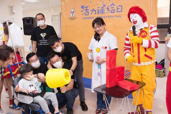 麥當勞叔叔以趣味活動與高醫病童互動，讓大人小孩都很高興。