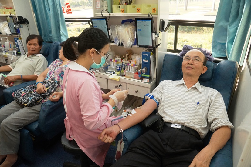 中油煉製事業部翁乾隆廠長率員踴躍挽袖捐血