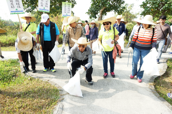 中油總經理李順欽（前排中）參加南部淨山淨水活動