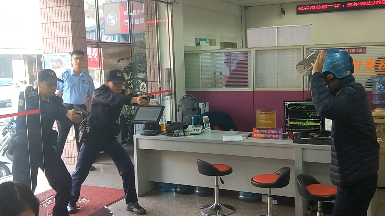 高雄市仁武分局金融機構防搶演練