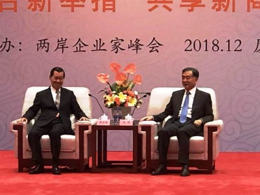 「2018兩岸企業家峰會年會」在廈門登場，兩岸企業家峰會台灣方面理事長、前副總統蕭萬長與大陸全國政協主席汪洋會面。