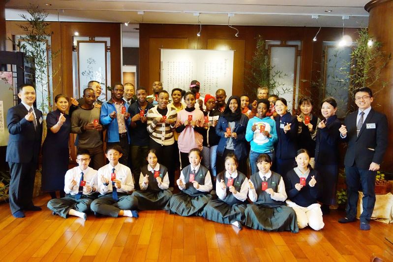 慈濟臺南社區歲末祝福  非洲蒲隆地學生領福慧紅包