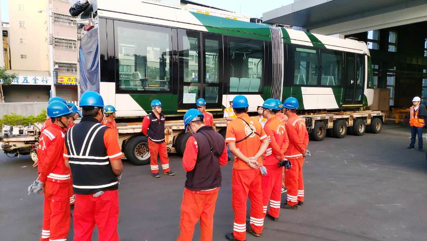 高雄輕軌二階第二列車輛順利卸載於輕軌機廠