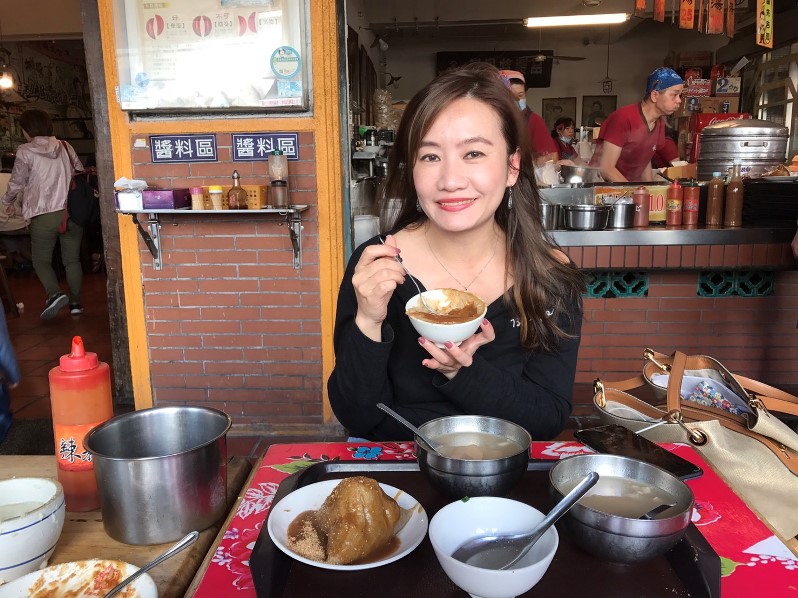 郭家肉粽用餐 準新聞局長王淺秋呼籲民眾不要再分藍綠