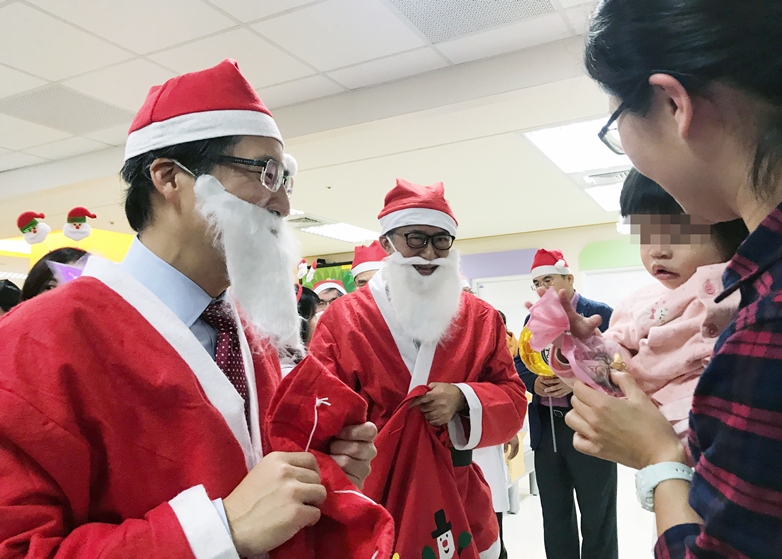 耶誕歡樂登場 高醫董事長陳建志樂當耶誕老人送禮來