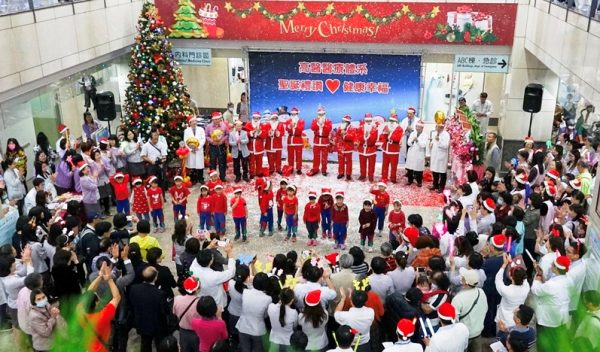 高醫舉行耶誕快閃音樂會,現場擠滿了群眾共度佳節。