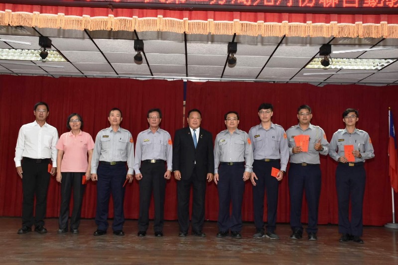 三民二分局特考班結業授階 三民二分局長黃文哲勉發揮專業拼治安