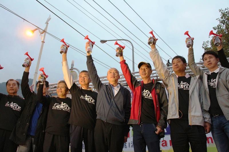 六龜山城馬拉松鳴槍起跑 市長韓國瑜為跑者加油打氣