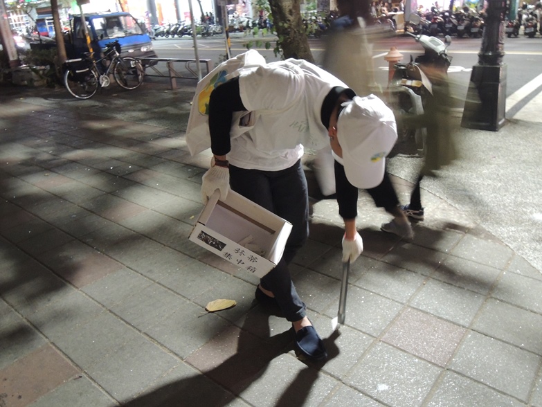 菸蒂滿街引環境危害 志工發起拾菸蒂活動