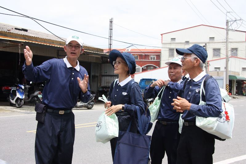 慈濟嘉義志工施哲富 戒菸賭酒拉妻兒做志工