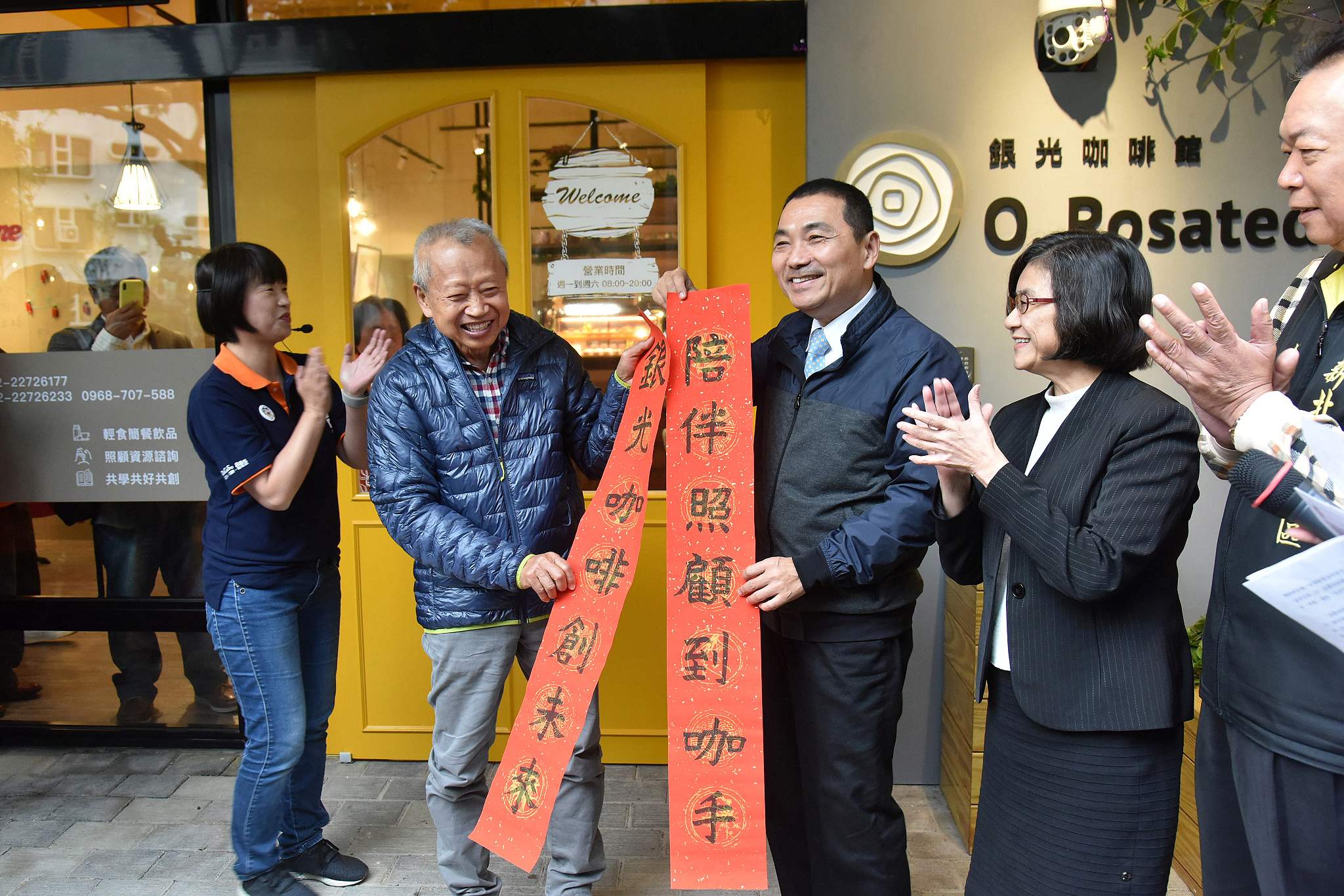 首座「銀光咖啡館」開幕 侯友宜邀市民朋友「到咖手」