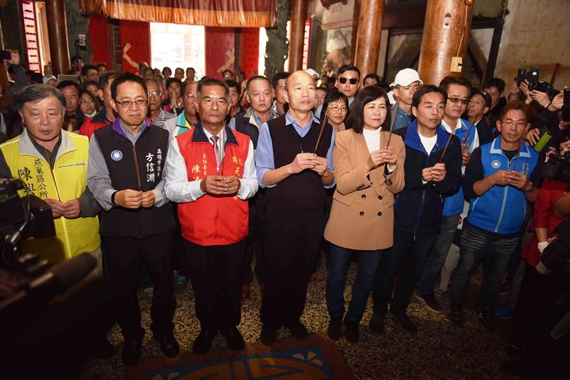 燕巢天后宮、鳳橋宮發紅包參拜 韓國瑜祈願高雄越來越好