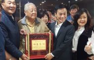 高雄市議長許崑源頒贈里長吳興榮退金盾