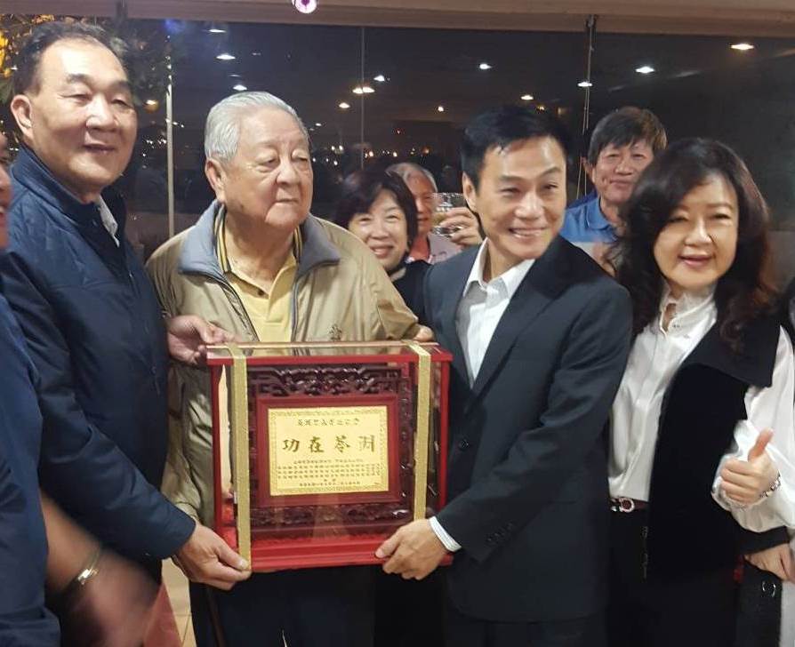 高雄市議長許崑源頒贈里長吳興榮退金盾