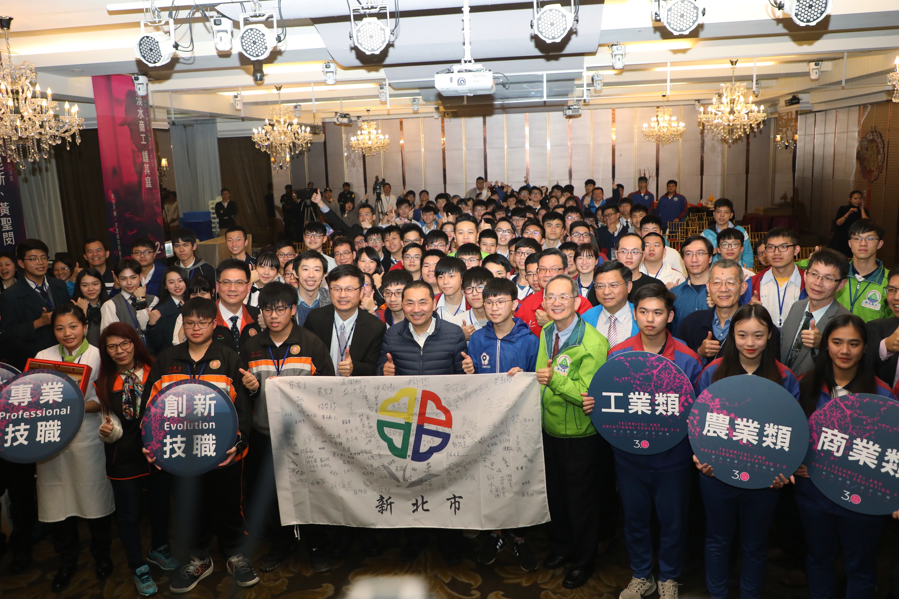 與獲獎技職生談產業趨勢 侯友宜加碼四億 讓技職再升級