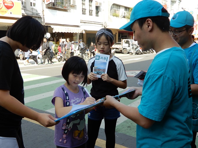 春節人潮湧入西子灣 志工發起反毒簽署活動