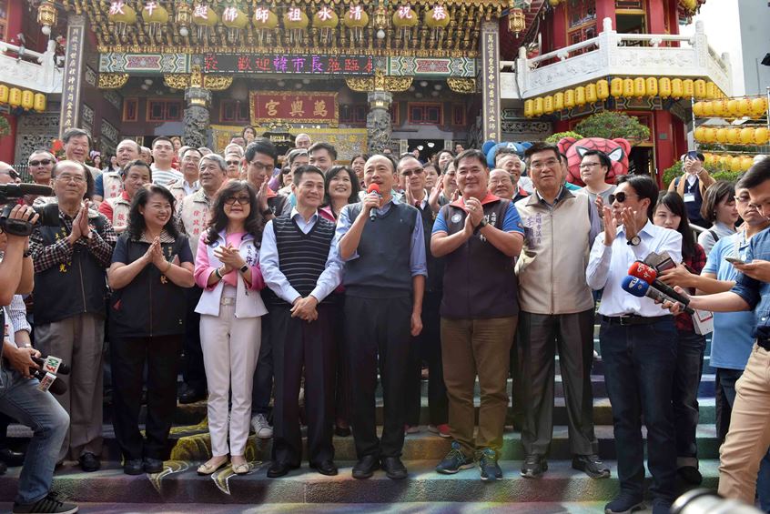 高雄市長韓國瑜、議長許崑源 前金萬興宮參拜發紅包