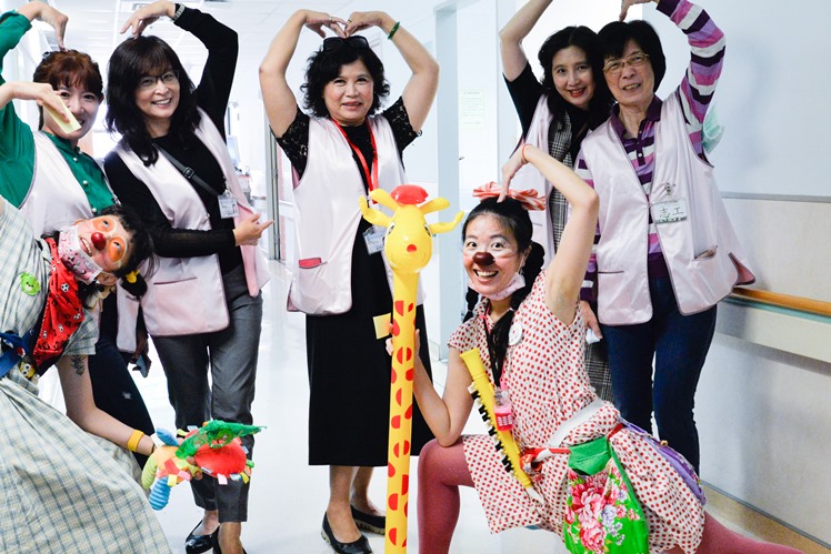 高醫紅鼻子醫生小丑表演 小朋友歡喜忘病痛