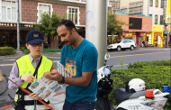 印度旅客迷途 鹽埕女警吳姿澐指路英語也會通