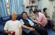 中油煉製事業部副執行長徐漢挽袖捐血