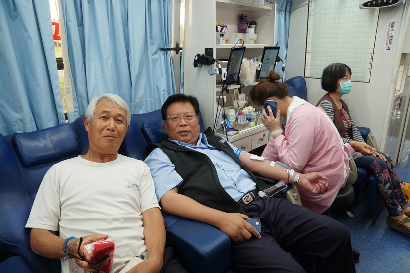中油煉製事業部副執行長徐漢挽袖捐血