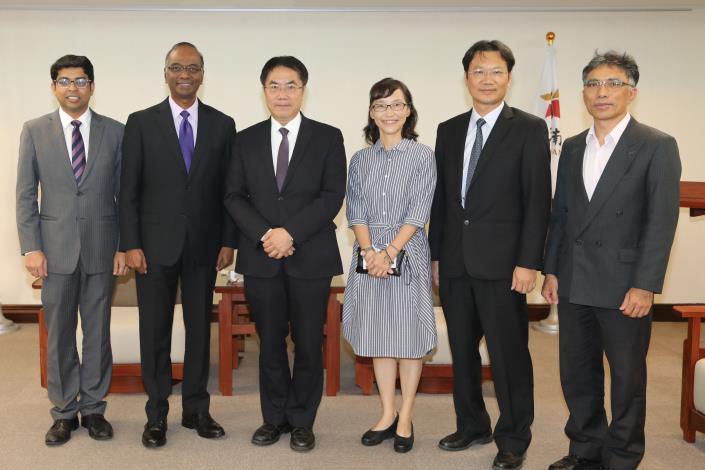 印度駐臺代表史達仁蒞台南市府拜會，黃偉哲市長邀請衝蜂炮，史會長邀請體驗傳統印度菜餚