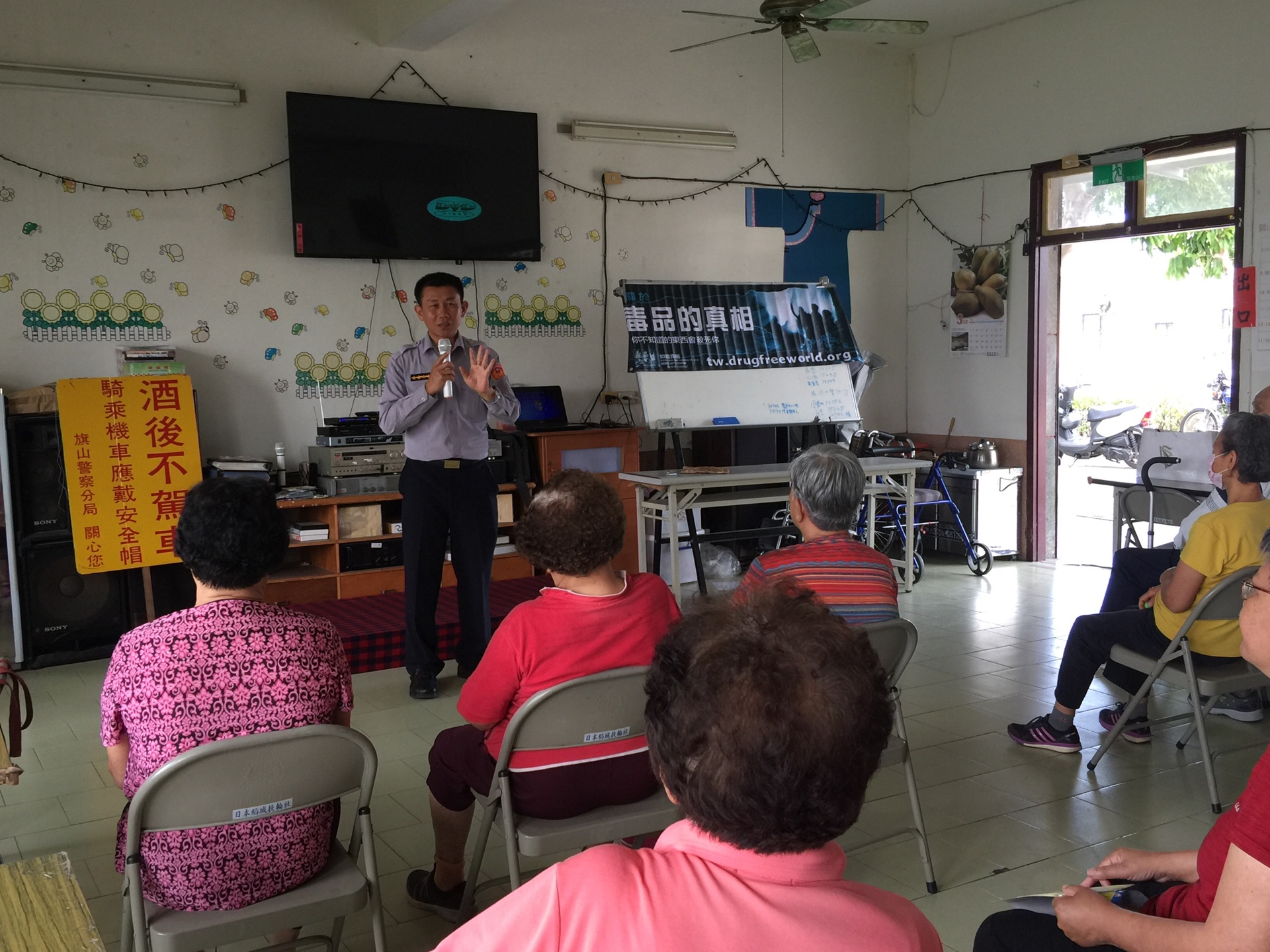 高市警結合山達基客語宣導反毒、反酒駕 社區：很有感